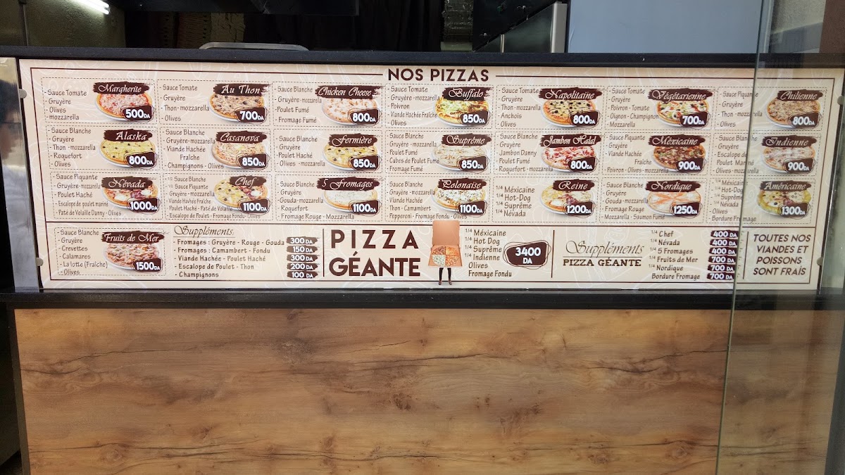 Plusieurs pizzas servies sur la table